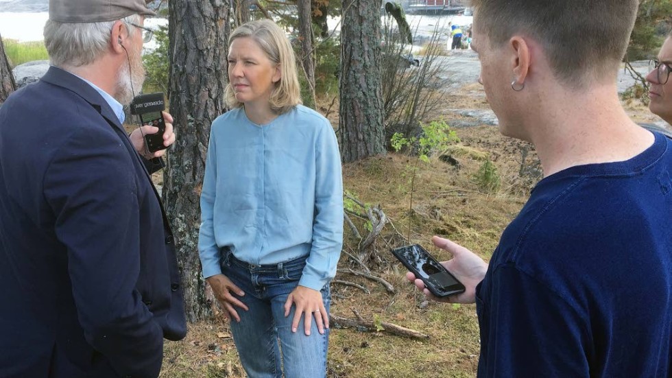 Miljöminister Karolina Skog (MP) svarar på lokalradions frågor vid besöket i Flatvarp.