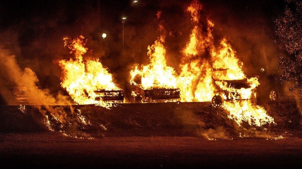 I Trollhättan var det en grupp på uppemot 40 personer som kastade sten mot polisen och satte bilar i brand.