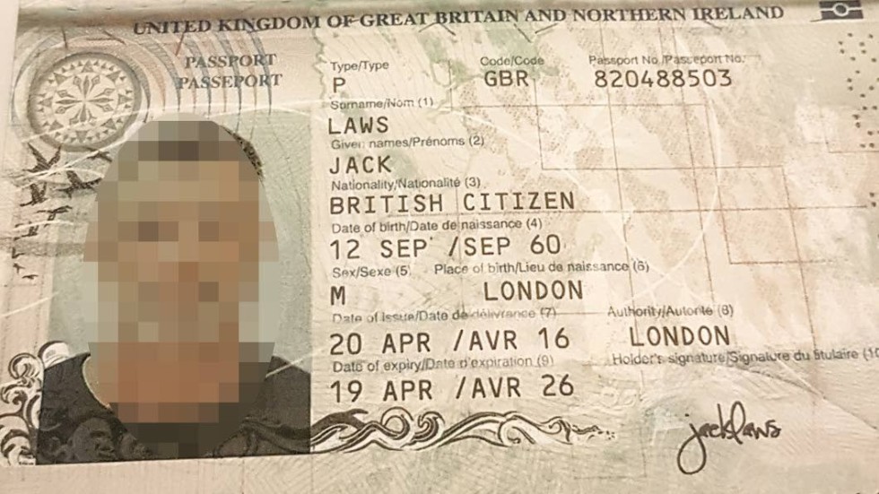 Passet som Jack Laws visade upp för Stina var falskt. En anhörig hittade det på en särskild sida på nätet.