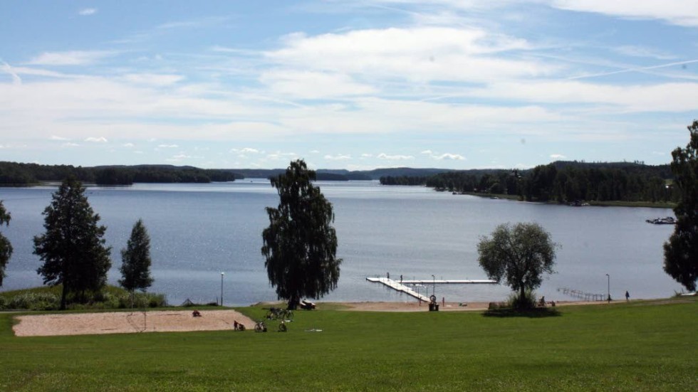 En man i 60-årsåldern ska under onsdagen ha blottat sig för två yngre tjejer vid Åsundabadet i Rimforsa.