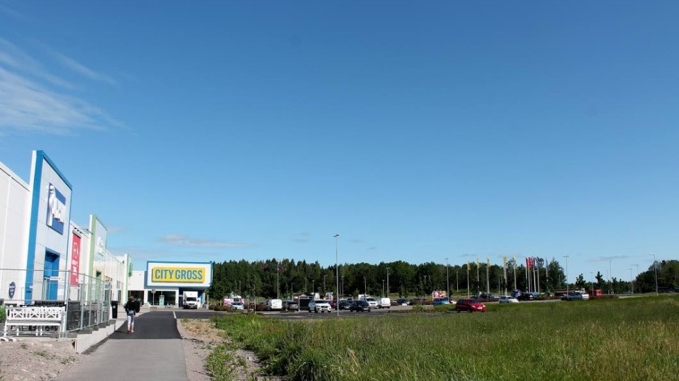 Befintliga parkeringar utanför City gross, Systembolaget och Nordic wellness kommer enligt planen att kompletteras med ett parkeringshus.