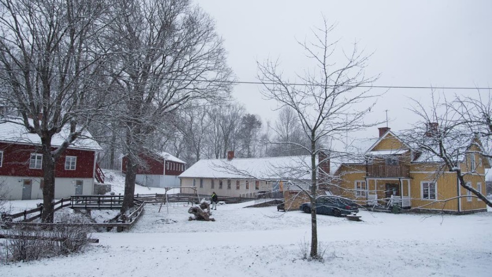 Länsstyrelsen ställer sig tveksam till att ge strandskyddsdispens för camping vid Marsbäcken. Innan beslut fattas vill man höra kommunen och stiftelsen som driver Marsbäcken.