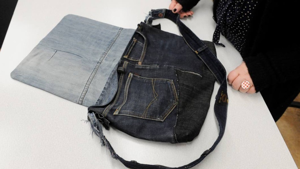 Gamla jeans kan användas till mycket, allt från väskor till plånböcker, midjeväskor och förkläden.