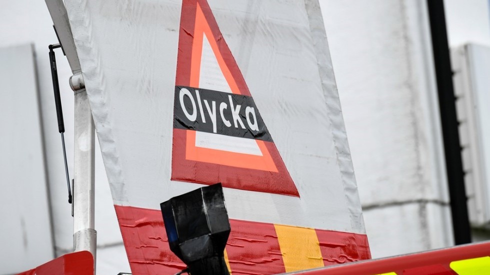 MALMÖ 2017-06-16 
En uppfällbar skylt på ett av räddningstjänstens fordon varnar för olycka i samband med en bakifrån kollision på Eriksfältsgatan i Malmö.    
Foto: Johan Nilsson / TT / Kod 50090