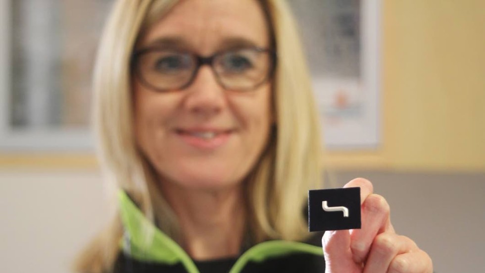 Camilla Holmroth med gåvan, en sexkantsnyckel, som är en symbol för Ikea.