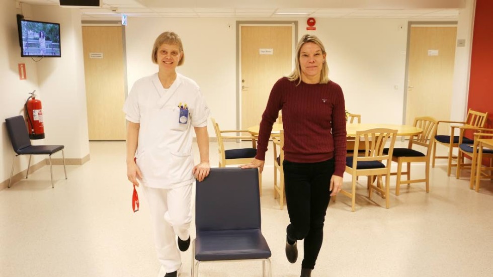 Kristina Svensson och Lena Borgstrand visar hur det kan gå till att träna upp balansen. Något som är viktigt för äldre.