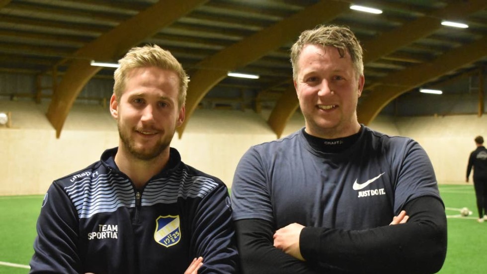 Pontus Malmberg, t v, är huvudtränare i Hägerstads IF. Han har hjälp av Jesper Wahlström.