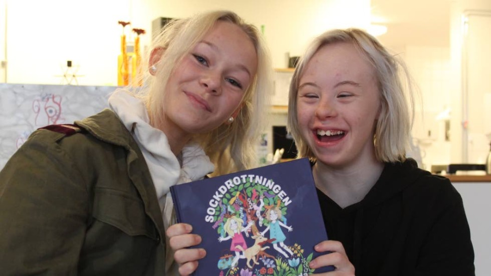 Nathea och Noelle Anemyr med den färska boken om sockdrottningen.