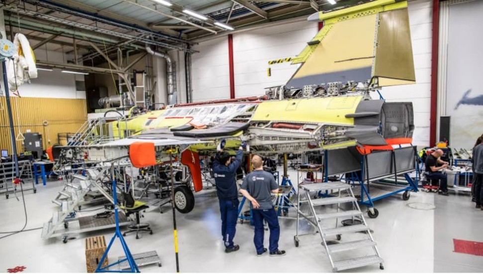 I Saabs fabrik i Tannefors pågår nu produktionen av nya Gripen E till Sverige och Brasilien.