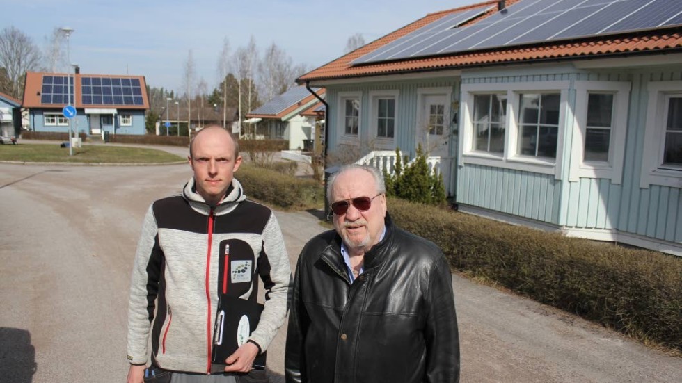 Bostadsrättsföreningen består av tre parhus och fem villor, alla har nu tillgång till solenergi tack vare en investering på 1,7 miljoner kronor. På bilden Oskar Thompsson och Siwert Creutz.