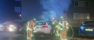 Bilar brandskadade på parkering