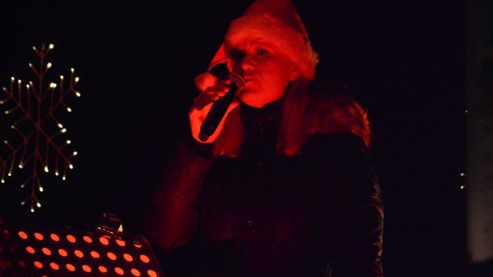 Hanna Karlsson, ackompanjerad av Marianne Nilsson, bjöd på skönsång under Tomtenatta.