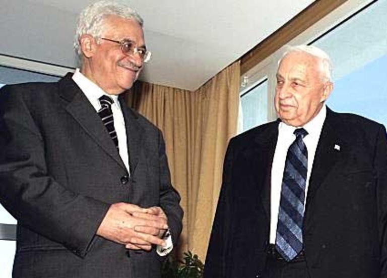 Mahmoud Abbas och Ariel Sharon vid mötet på tisdagen. Foto: Lefteris Pitarakis / Pressens Bild