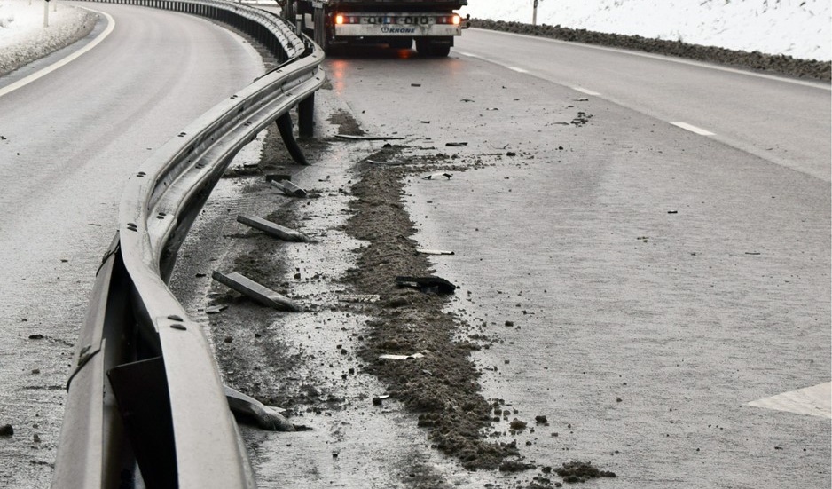 Räcket blev kraftigt demolerat fast höll emot kraften från lastbilen.