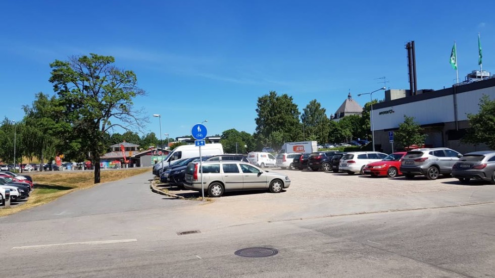 Att göra fler parkeringsplatser vid gymnasiet är ett förslag som finns för att ersätta de parkeringsplatser som försvinner om bostäderna byggs vid Kiosken.