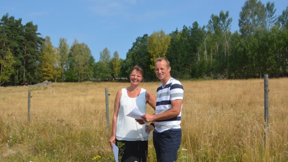 Peter Karlsson och Ingela Nilsson Nachtweij står framför området där de föreslår att en förskola ska byggas.
