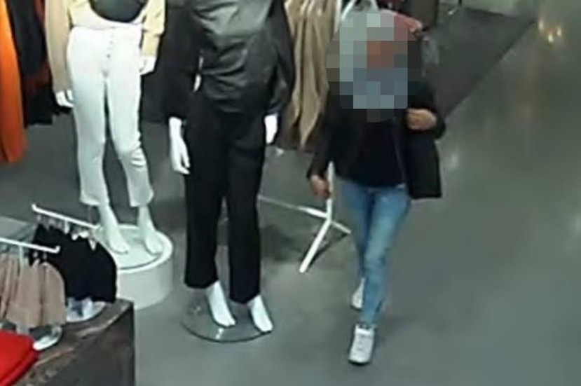 Den 38-åriga kvinnan filmades i flera butiker.
