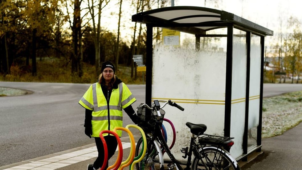 Maria Åkerö med det nya praktiska cykelstället som samtidigt sänder ett budskap om allas lika värde.