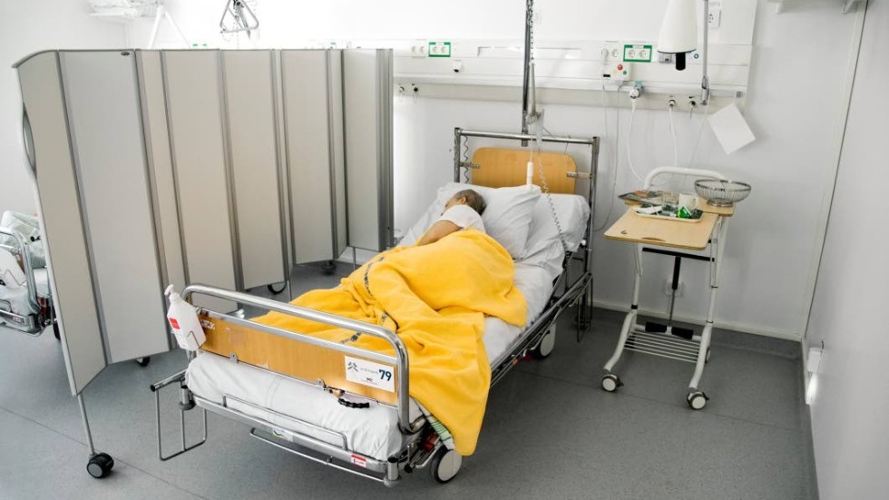 En kvinna anmäler vården av sin man på Höglandssjukhuset. Bilden är tagen i ett annat sammanhang.