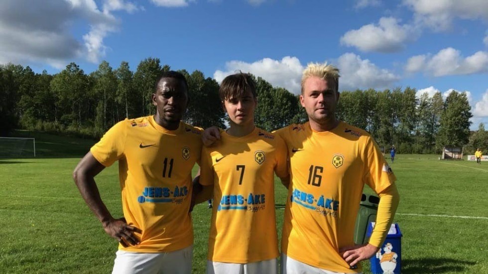 Albert Kargbo (t v) kommer flytta från Sverige inom kort. Här står han tillsammans med KBK-spelarna Jesper Wass och Gustav Björklund.
