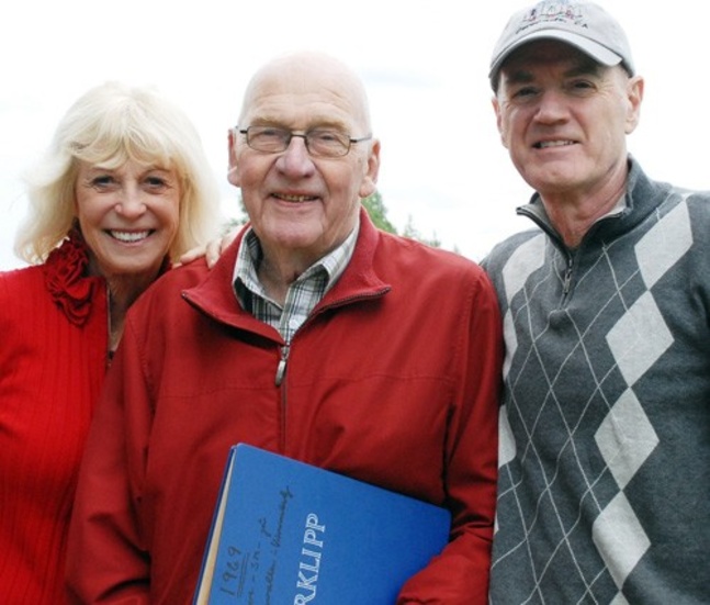 I mitten syns tidigare VIF-ledaren och sportchefen på Vimmerby Tidning/Kinda Posten Karl-Erik Frisk, 86, här tillsammans med Staffan Pettersson och hans hustru Rosemari.