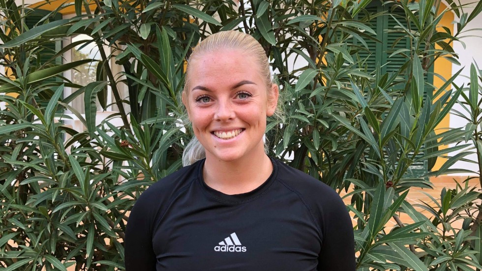 Tea Lundmark lever sin dröm. I Mallorca får hon spela professionell fotboll.
