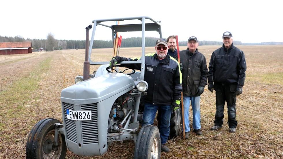 Hans Nilsson, Fredrik Kjellander, Jan Gunnarsson och Sören Bergman förbereder lördagens DM-tävling i veterantraktorplöjning.