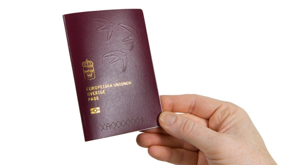 Köerna för att göra ett nytt pass är nu flera månader, något som skribenten tycker är oacceptabelt.