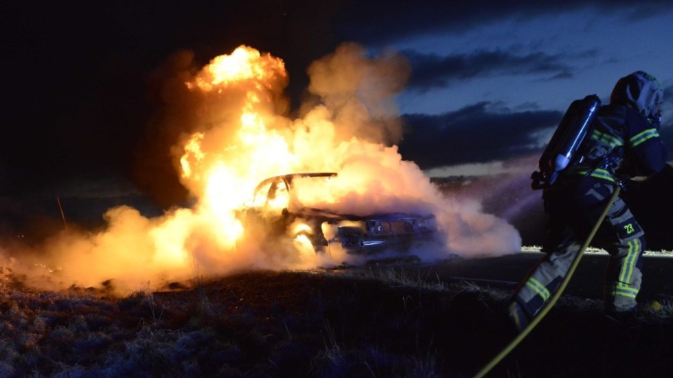 Bilen började brinna under färd på riksväg 134 i höjd med Västra Eneby.