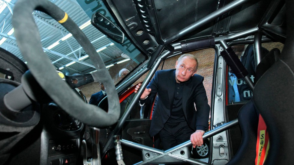 Rysslands president Vladimir Putin inspekterar monteringen av en Avtovaz-bil 2009, när Putin var premiärminister. Arkivbild.