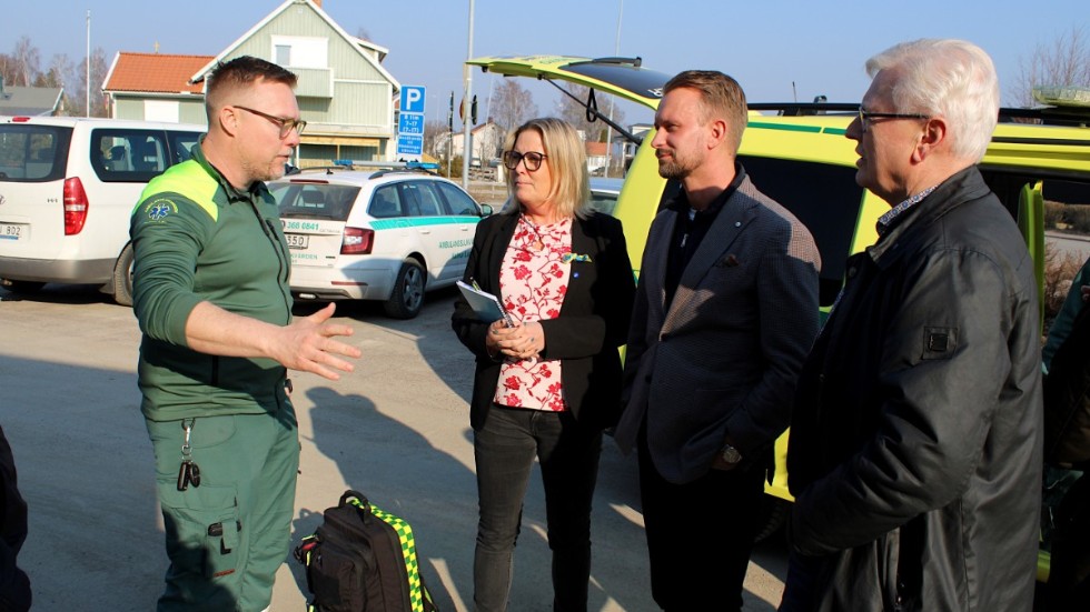 Daniel Loftby, ambulanssjuksköterska i Hultsfred, visar upp ambulansstationens bedömningsbil, "first responder" för Malin Sjölander (M), Jimmy Loord (KD) och Anders Andersson (KD). En satsning som trion tycker fungerat så bra att den bör permanentas.