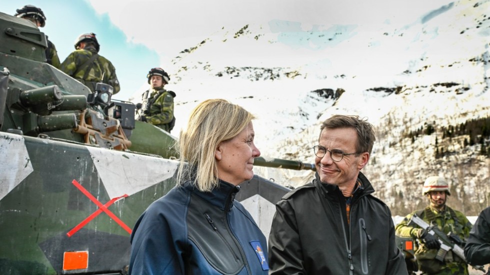 Statsminister Magdalena Andersson och moderaternas partiledare Ulf Kristersson militärövningen Cold Response i Nordnorge.