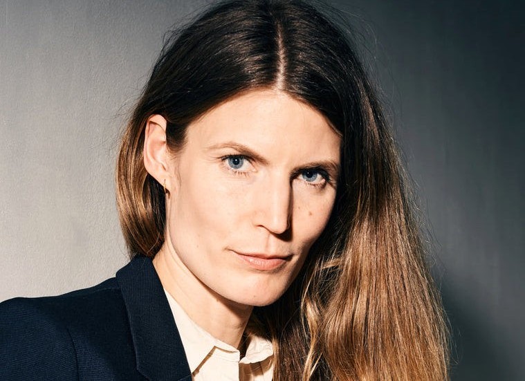 Helena Granström är författare och kulturskribent. Hon debuterade 2008 med essän "Alltings mått" och har sedan dess gett ut både romaner och diktsamlingar. Senast gav hon 2020 ut romanen "Betydelsen av kärlek".