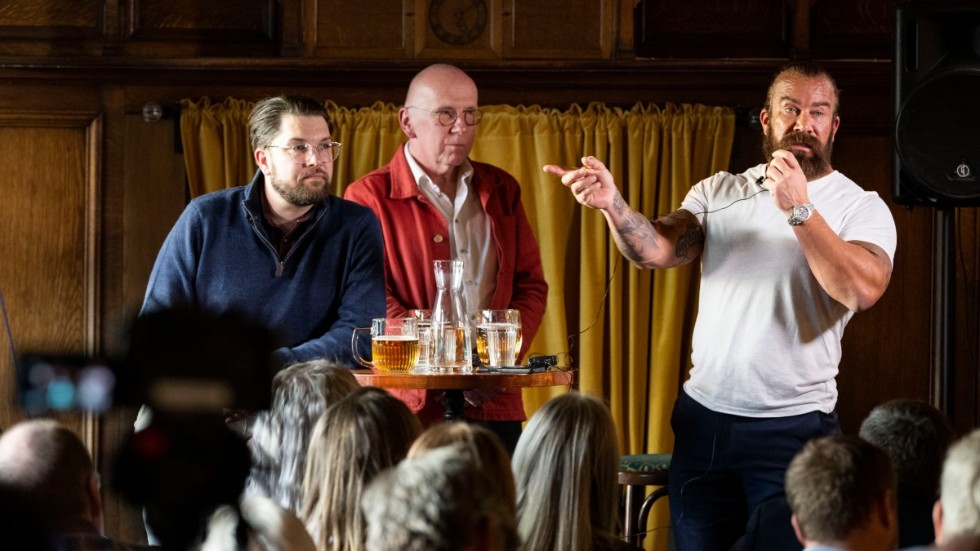 Jimmie Åkesson och Jan Emanuel Johansson inledde en samtalsturné på en pub i Malmö. I mitten, moderatorn Widar Andersson.