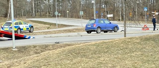 Olycka på Ingelsta – bil körde in i lyktstolpe