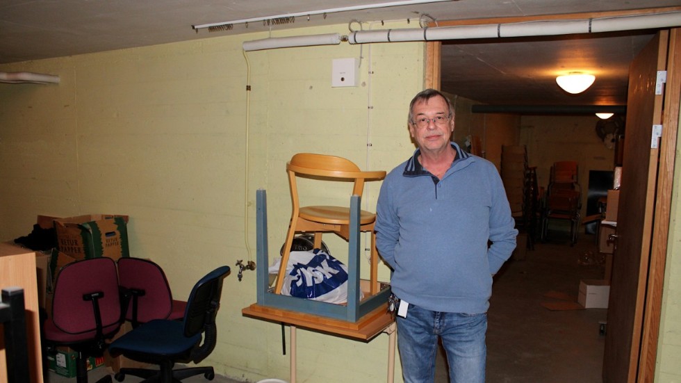 På Hultsfreds gymnasium används flera av skyddsrummen som möbelförråd. Vaktmästaren Jan Johansson visar upp skyddsrummen i ett tv-inslag på vår sajt, www.vimmerbytidning.se.