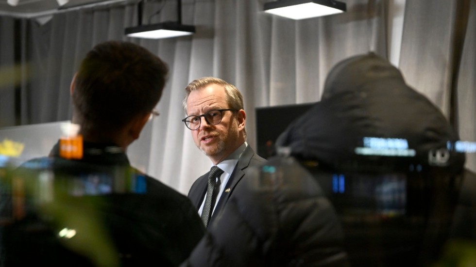 Finansminister Mikael Damberg (S) kommenterar Socialdemokraternas möte med verkställande utskottet på högkvarteret på Sveavägen i Stockholm på måndagskvällen.