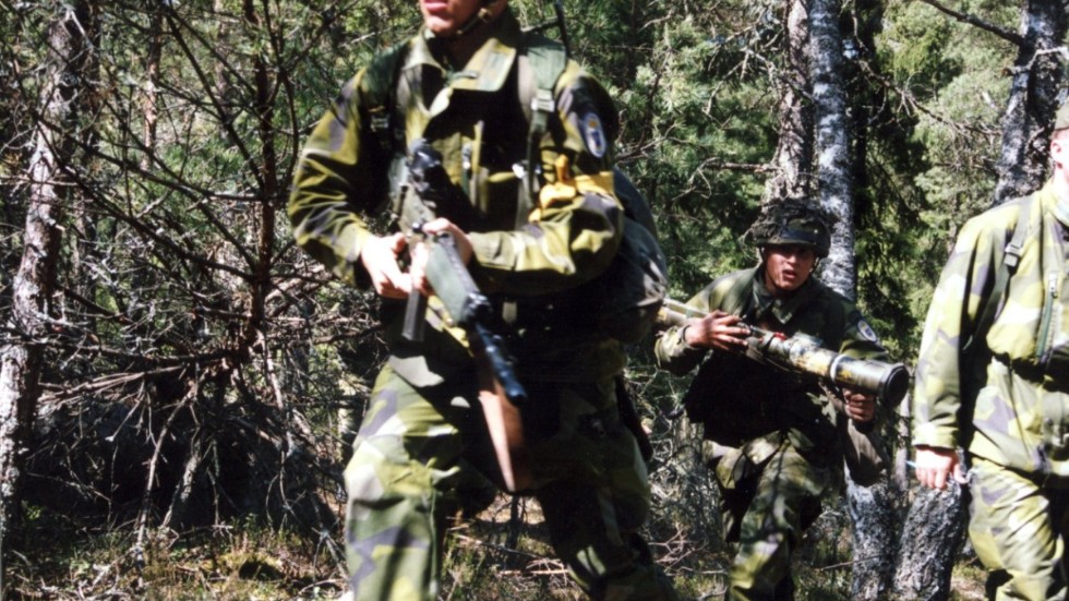 Det finns ungefär en halv miljon personer med militär utbildning i Sverige i enbart spannet 50–60 år. Bilden är från en värnpliktsövning 1994.