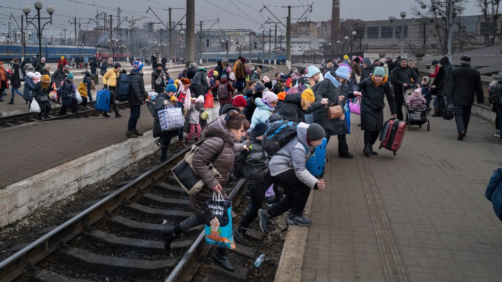 
En bild av massflykten från Ukraina. Människor vid tågstationen i Lviv som för ganska precis ett år sedan försöker fly landet efter Rysslands invasion av Ukraina.den 24 februari. 

