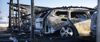 Fem bilar totalförstörda och nio rökskadade – polisen söker vittnen