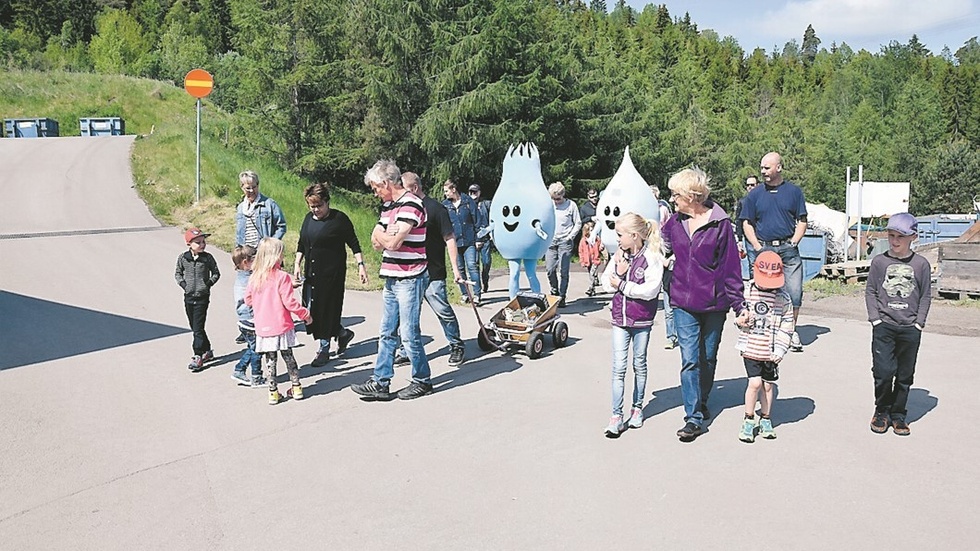 Många familjer deltog under den guidade rundvandring på avfallsanläggningen med figurerna Pyret och Pärlan.
