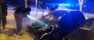 BLÅLJUS: Meterhöga lågor när personbil brann i centrala Vimmerby