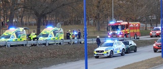 Polisbil påkörd på Riksvägen – stannade för att hjälpa till vid sjukdomsfall