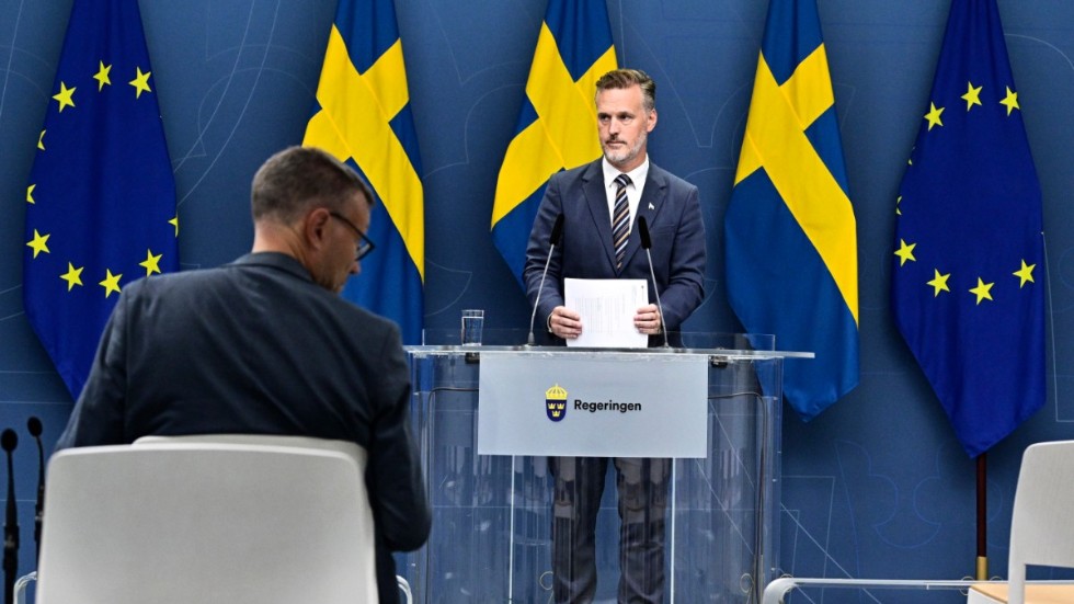 Finansmarknadsminister Max Elger (S) under onsdagens pressträff.