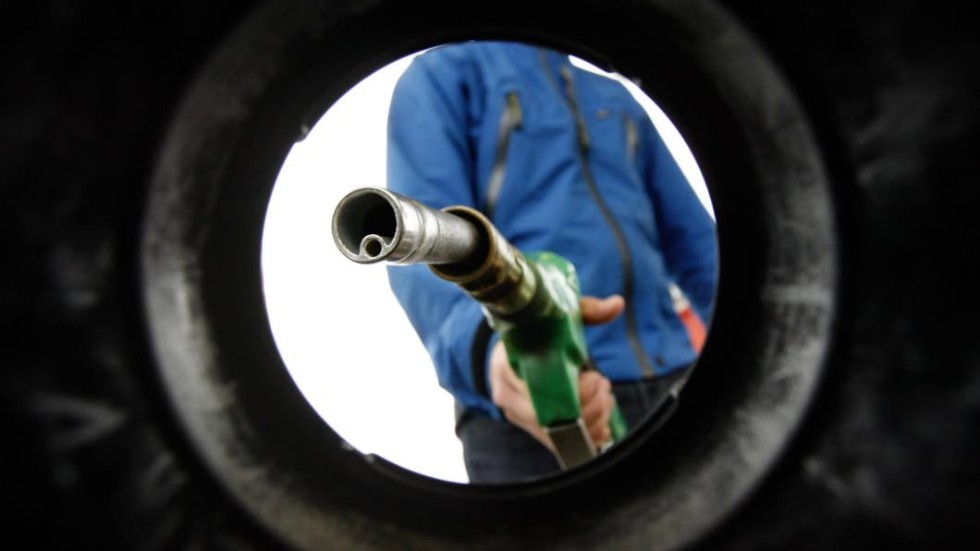 "Sveriges beroende av skurkstater ökar" skriver insändarskribenten och syftar på att skatten på bland annat bensin sänkts. Arkivbild