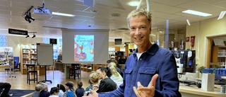 TV-profilen fick Boxholmsbarn att tuta på bibblan – fick hjälp att berätta om sina böcker