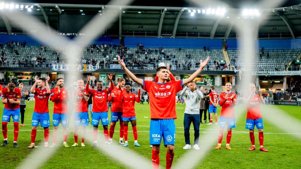 Helsingborgs Amar Muhsin och laget firar 3–1-segern borta mot IFK Göteborg.