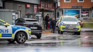 Man i 20-årsåldern anhållen efter polisinsatsen på bensinstationen • Vapen hittade i mannens bil