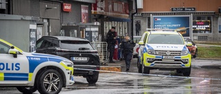 Man i 20-årsåldern anhållen efter polisinsatsen på bensinstationen • Vapen hittade i mannens bil