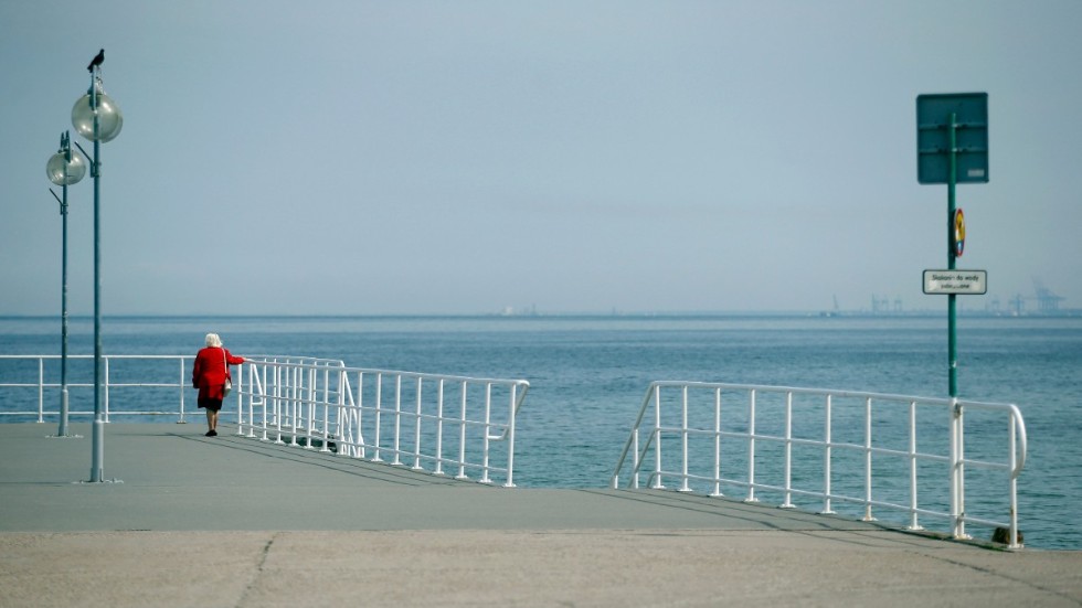 Polen planerar att bygga ett kärnkraftverk vid Östersjöns kust. Här promenerar en kvinna på en kaj i Gdynia och blickar ut mot havet. Arkivbild.